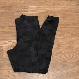 Active wear leggings. Black Camo